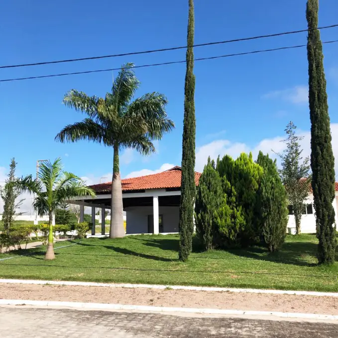 Estrutura do condomínio com área verde preservada