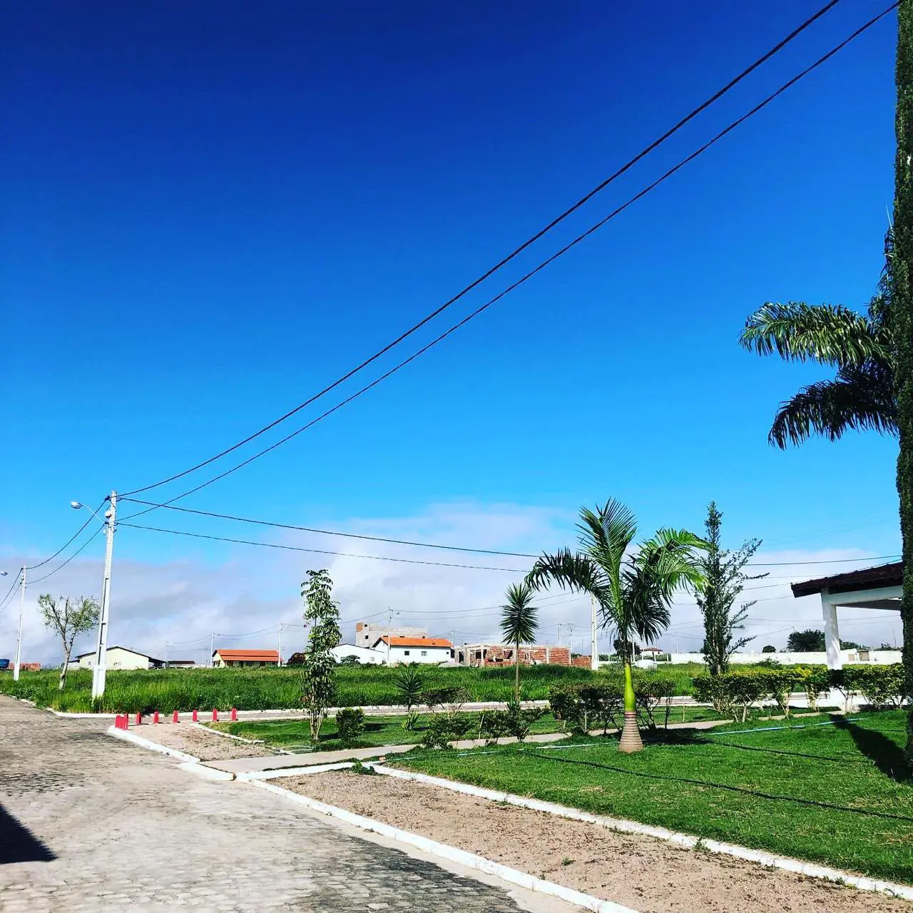 Família caminhando pelas ruas do condomínio